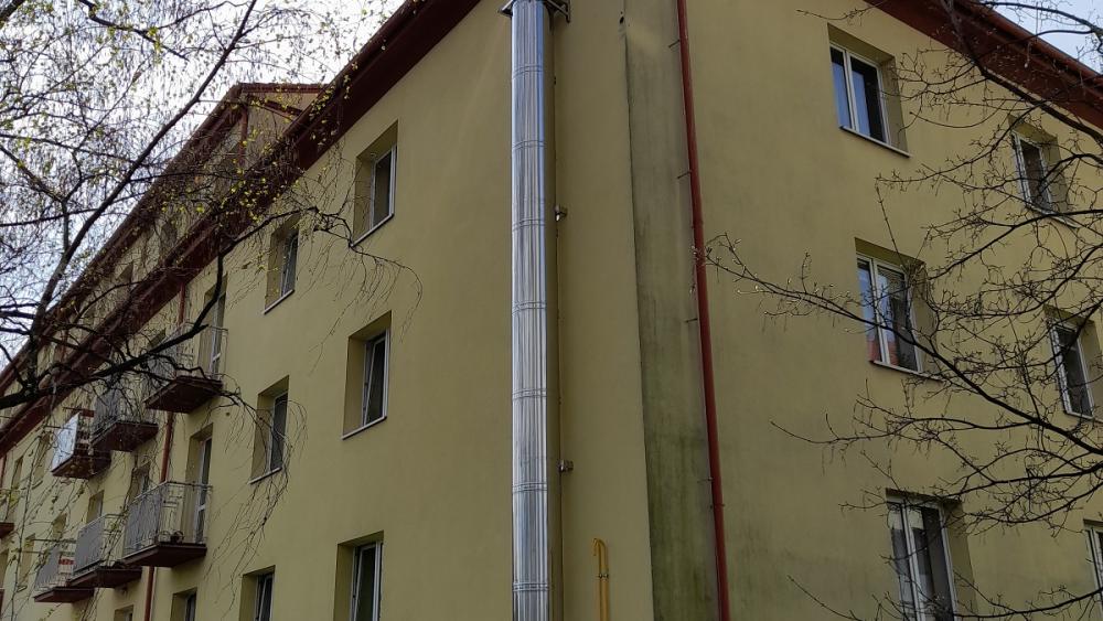 INSTALACE KOMÍNOVÉHO TĚLESA NA FASÁDĚ DOMU REALIZACE 04/2021